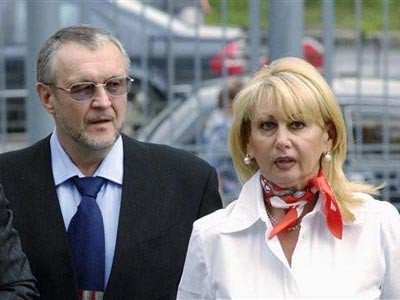 Rùng rợn nhất phải kể đến việc Ivankov sai đàn em đổ đầy các chai vào trong một bồn tắm và đe dọa nhà sưu tập tem Arkady Nisenzon rằng đó là axít. Nếu ông Nisenzon không trả 100.000 rúp thì sẽ bị dìm trong bồn tắm đầy axít.