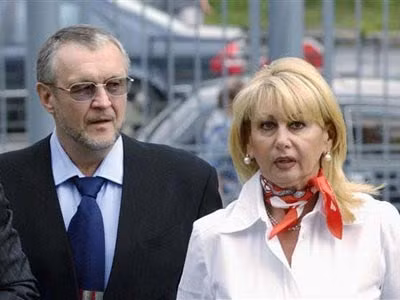 Rùng rợn nhất phải kể đến việc Ivankov sai đàn em đổ đầy các chai vào trong một bồn tắm và đe dọa nhà sưu tập tem Arkady Nisenzon rằng đó là axít. Nếu ông Nisenzon không trả 100.000 rúp thì sẽ bị dìm trong bồn tắm đầy axít.