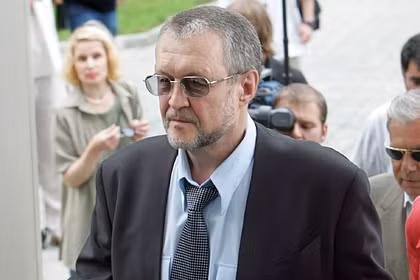 Sinh năm 1940 tại Moscow, Vyacheslav Ivankov (biệt danh Yaponchik) là trùm mafia Nga "có số có má" trong giới tội phạm. Nhiều người không thể ngờ gã từng là một đứa trẻ ốm yếu nhưng nhờ luyện môn võ JuJitsu của Nhật Bản mà sức khỏe của gã có sự thay đổi lớn. Đây được cho là lý do trùm mafia Ivankov có biệt danh Yaponchik (trong tiếng Nga có nghĩa là người Nhật nhỏ).