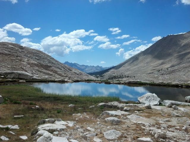 Một giả thuyết được các chuyên gia đưa ra hoài nghi hàng trăm người chết ở hồ Roopkun là vì họ đang trên đường hành hương đến đền thờ Nanda Devi thì bất ngờ gặp mưa đá và tử nạn.