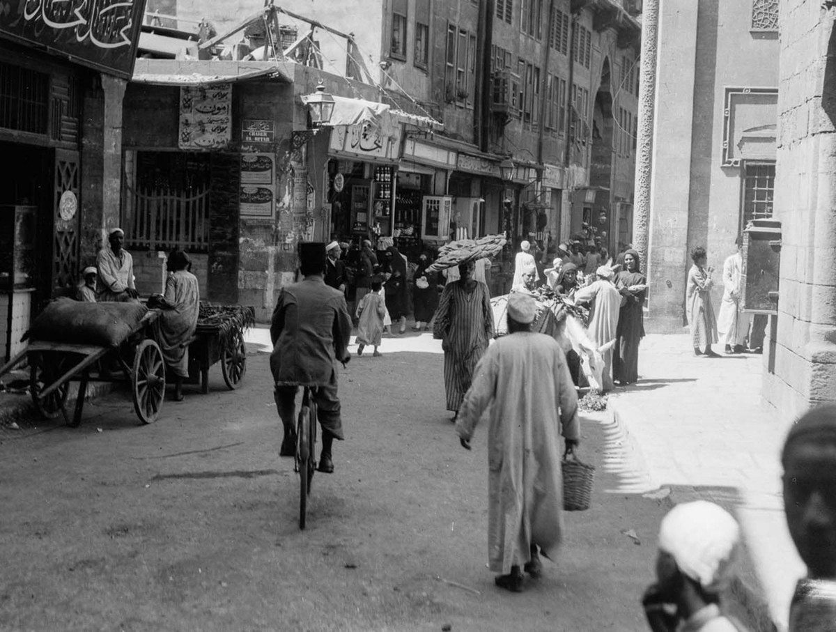 Dòng người tấp nập tại một con phố ở thủ đô Cairo, Ai Cập năm 1934.