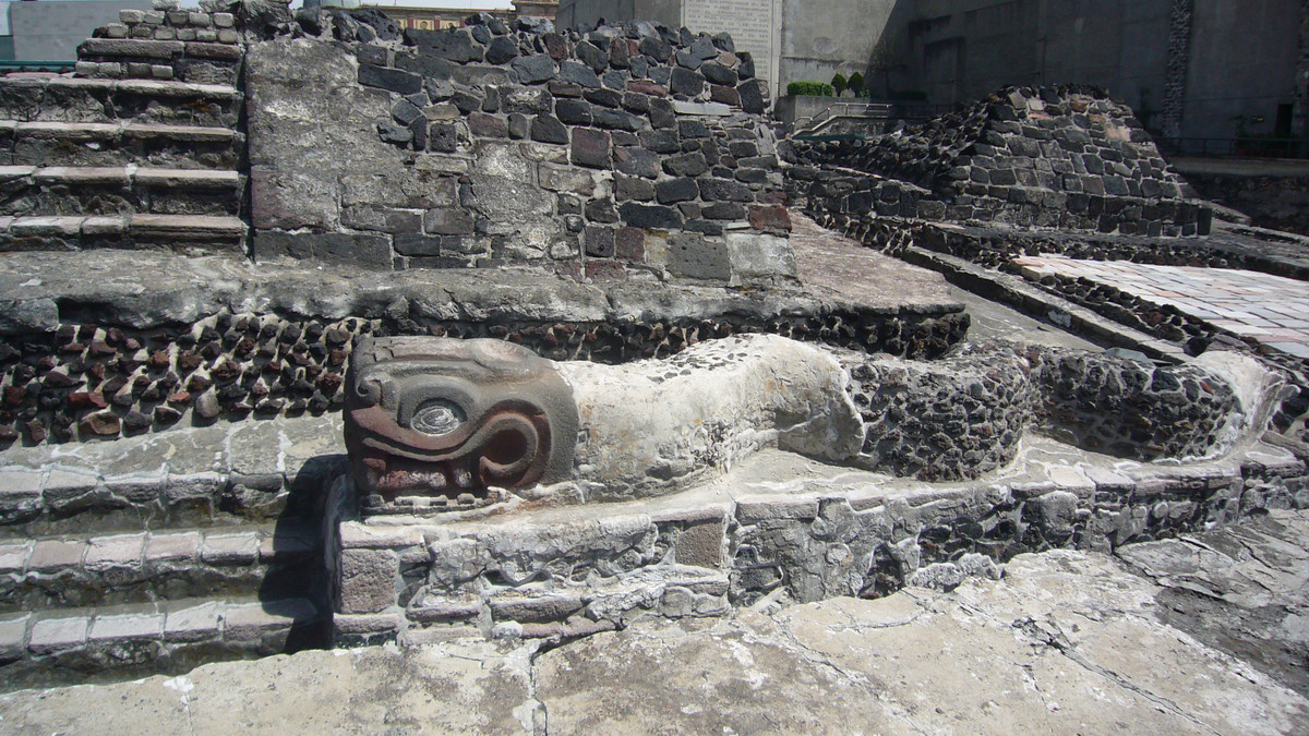 Những thợ thủ công có tay nghề cao ở Aztec thời xưa chạm khắc hình ảnh đại bàng trên sàn nhà làm từ đá của ngôi đền Templo Mayor. Công trình được hoàn thành dưới thời gian trị vị của Moctezuma I.