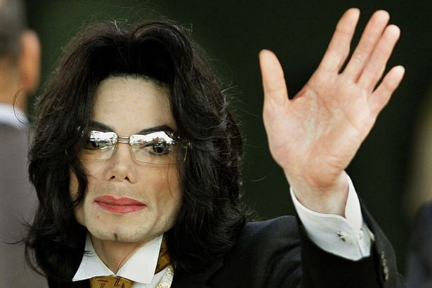 Michael Jackson qua đời khi 51 tuổi. Nguyên nhân tử vong được các chuyên gia xác định là sau khi xảy ra một cơn đau tim. Công chúng hoài nghi cái chết của Michael Jackson có quá nhiều bí ẩn, bởi trước đó ông vẫn khỏe mạnh và ấp ủ nhiều dự án cho sự nghiệp âm nhạc của mình.