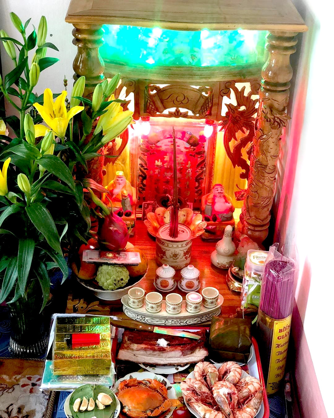 Bát nhang được đặt giữa ban thờ và tuyệt đối không được xê dịch, di chuyển. Các gia đình chuẩn bị hoa tươi, quả tươi, thường là mâm/đĩa ngũ quả.