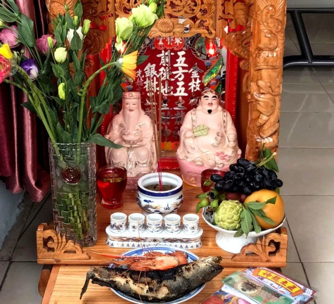 Mỗi gia đình chuẩn bị 5 chén nước xếp hình chữ thập đặt trên bàn thờ tượng trưng cho ngũ hành và ngũ phương phát triển. Thêm nữa, 5 củ tỏi được đặt vào trong một chiếc đĩa nhỏ trên bàn thờ với ý nghĩa xua đuổi ma quỷ.