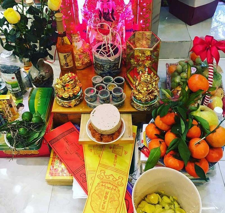 Cuối cùng, tượng Ông Cóc đặt bên trái ban thờ với ý nghĩa đón sinh khí, tài lộc. Ban ngày quay tượng ra ngoài trong khi buổi tối quay vào trong.