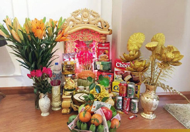 Gia chủ bày trí một bát nước đầy rắc cánh hoa hồng ở trên. Việc làm này tượng trưng cho tiền bạc không bị trôi đi. Bát nước thường được đặt trên nền đất ngoài cùng ban thờ.