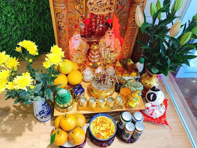 Tín chủ con là... Ngụ tại... Hôm nay là ngày… tháng.... năm... Tín chủ thành sửa biện, hương hoa, lễ vật, kim ngân, trà quả và các thứ cúng dâng, bày ra trước án kính mời ngài Thần Tài vị tiền.