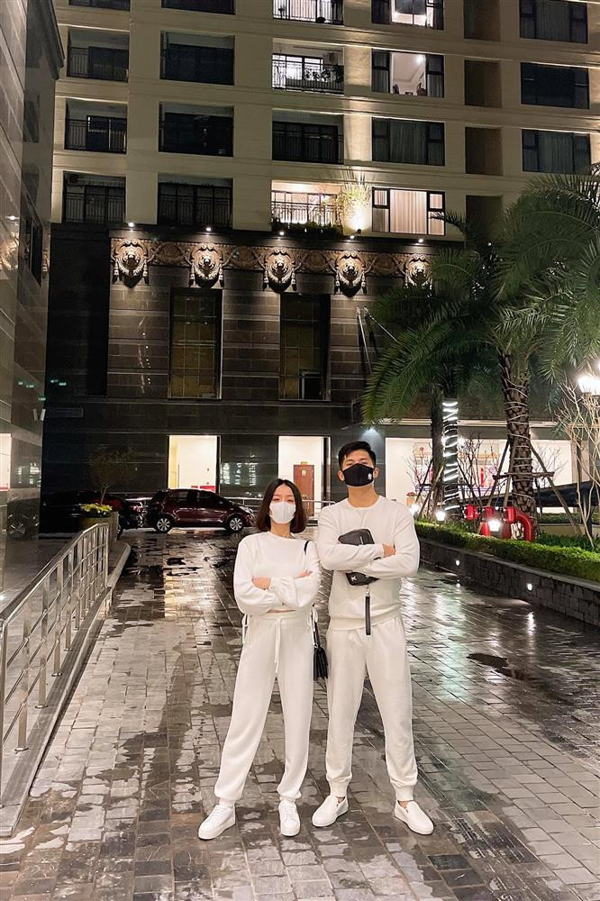 Lam Bao Chau bi soi chi tiet sai sai khi sanh doi Le Quyen