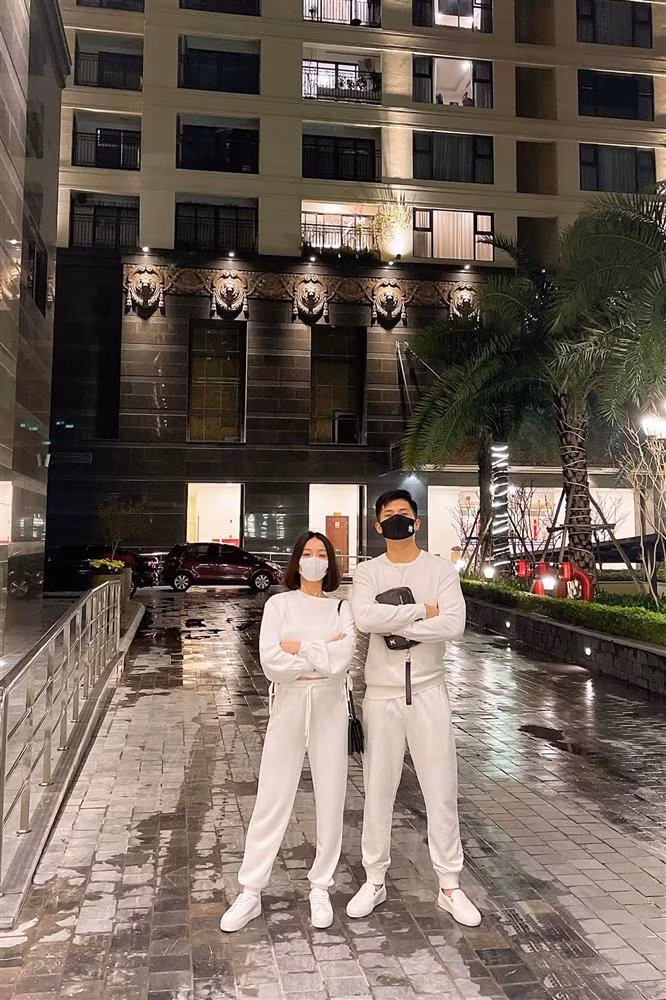 Lam Bao Chau bi soi chi tiet sai sai khi sanh doi Le Quyen