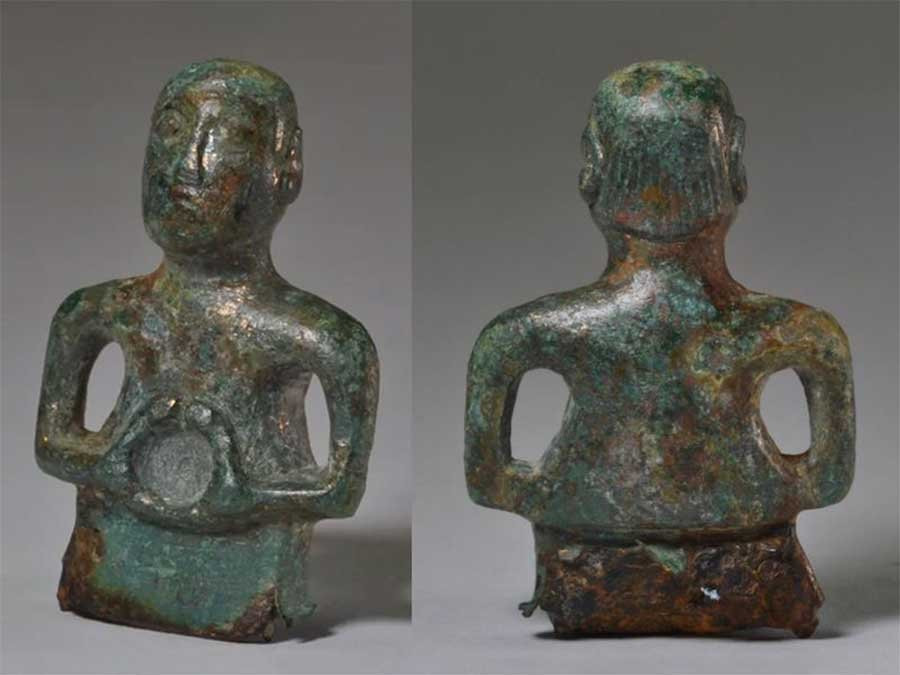 Trong cuộc khai quật tại bãi đậu xe ở Wimpole Estate, Wimpole, Cambridgeshire, Anh, các nhà khảo cổ phát hiện hàng trăm cổ vật. Trong số này, giới chuyên gia đặc biệt chú ý đến một bức tượng hình người.