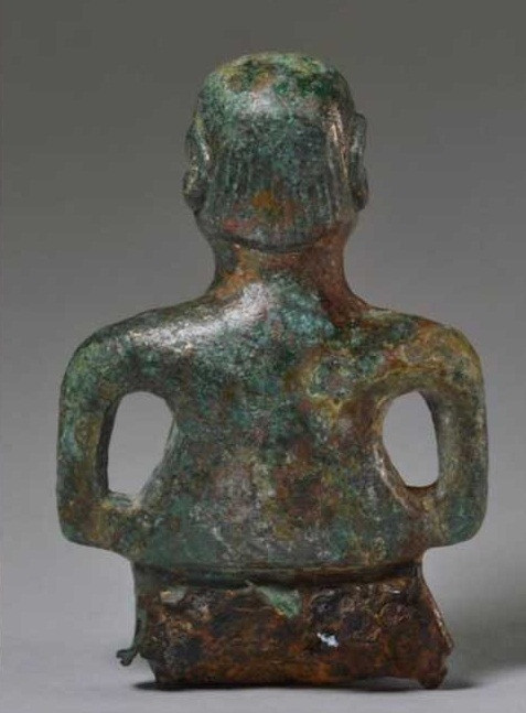 Điều này khiến các chuyên gia gặp khó khăn trong việc giải mã bức tượng khắc họa hình ảnh một người bình thường hay một vị thần.