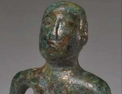 Bức tượng cổ có kích thước khá nhỏ khi chỉ cao khoảng 5cm. Một điều đặc biệt về bức tượng là các nhà điêu khắc không khắc họa chi tiết các đường nét trên gương mặt.