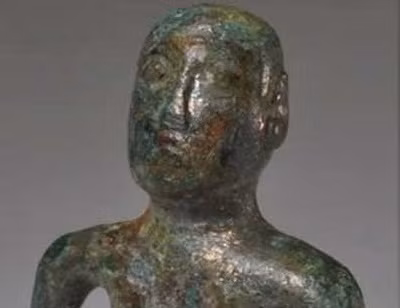 Bức tượng cổ có kích thước khá nhỏ khi chỉ cao khoảng 5cm. Một điều đặc biệt về bức tượng là các nhà điêu khắc không khắc họa chi tiết các đường nét trên gương mặt.