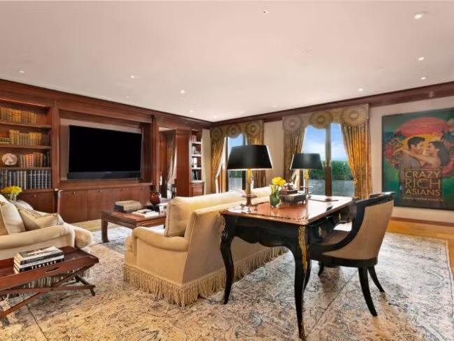 Ông ủy quyền cho kiến trúc sư Thierry Despont thiết kế lại không gian gồm hai sân thượng, hai phòng thay đồ trang nhã, một phòng tập thể dục đầy đủ, và hai phòng tắm mã não và đá cẩm thạch.