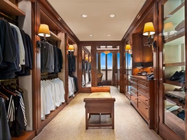 Trong thư viện nối liền với phòng khách, bạn có thể thấy tấm áp phích "Crazy Rich Asians" (Con nhà siêu giàu châu Á).