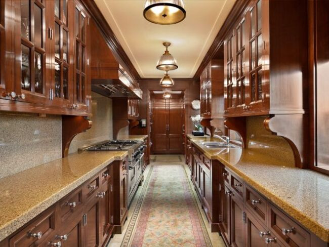 Phòng ăn chính thức chiếm một góc của sàn, cho phép nhìn ra toàn cảnh công viên và khu Upper West Side của Manhattan.