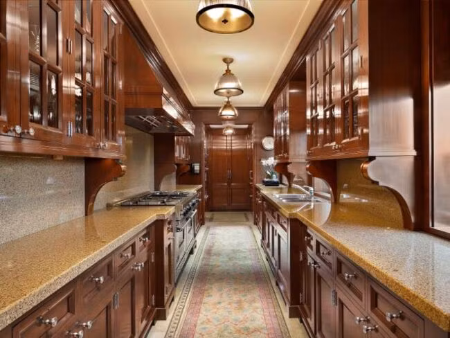 Phòng ăn chính thức chiếm một góc của sàn, cho phép nhìn ra toàn cảnh công viên và khu Upper West Side của Manhattan.