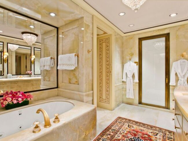 Sân hiên dài 53 m có tầm nhìn bao quát ra Công viên Trung tâm.