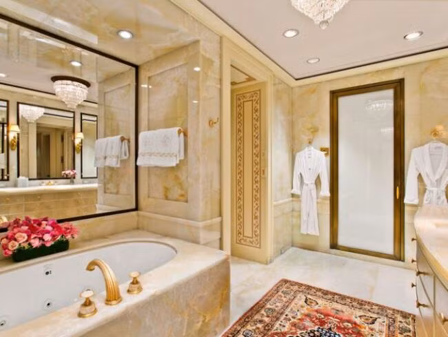 Sân hiên dài 53 m có tầm nhìn bao quát ra Công viên Trung tâm.