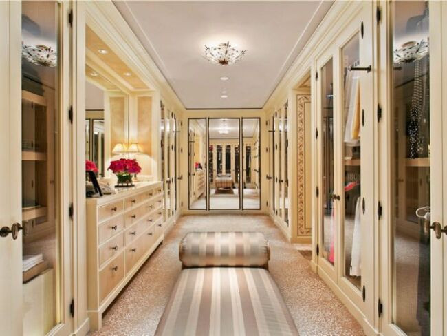 Tòa nhà tại 50 Central Park South ban đầu là Khách sạn St. Moritz từ năm 1930 đến năm 1999. Sau khi cải tạo rộng rãi, khách sạn mở cửa trở lại vào năm 2002 với tên gọi Ritz-Carlton.