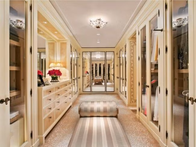 Tòa nhà tại 50 Central Park South ban đầu là Khách sạn St. Moritz từ năm 1930 đến năm 1999. Sau khi cải tạo rộng rãi, khách sạn mở cửa trở lại vào năm 2002 với tên gọi Ritz-Carlton.