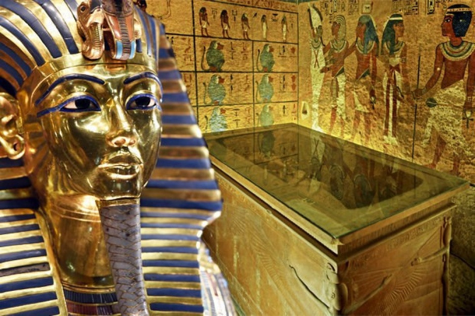 Sở dĩ pharaoh Tutankhamun có ngoại hình dị dạng như vậy được nhiều gia lý giải là do hậu quả trực tiếp của quan hệ hôn nhân cận huyết. Tutankhamun là con của pharaoh Akhenaten và em gái ruột.