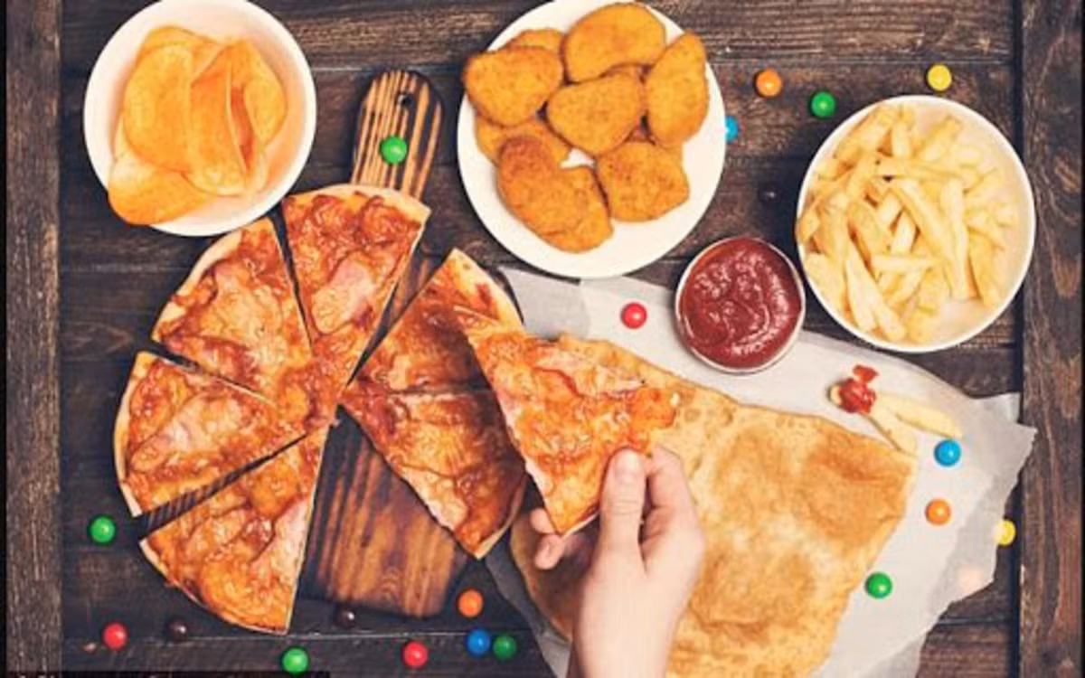 Sử dụng thực phẩm giàu chất béo: Ăn quá nhiều chất béo là một trong những nguyên nhân phổ biến gây mụn do sự tác động đến mức độ insulin gây viêm da.