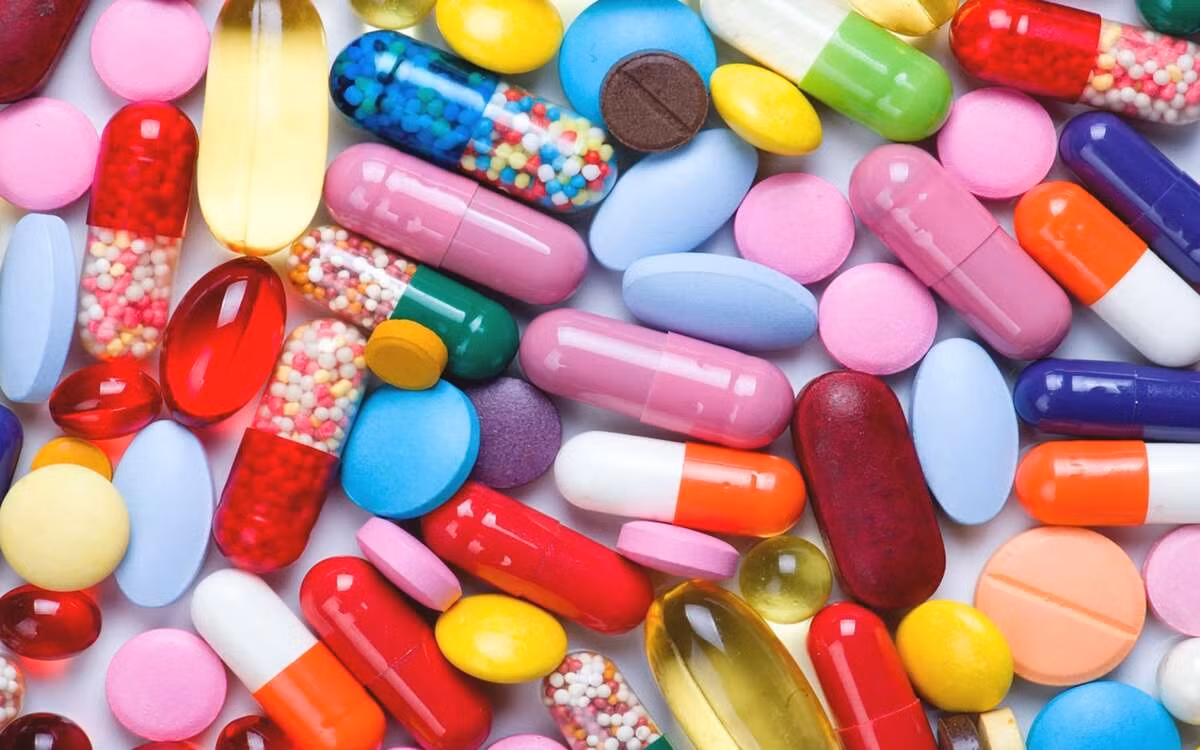 Sử dụng thuốc kháng sinh: Lạm dụng các loại thuốc kháng sinh có thể tạo ra hiện tượng kháng thuốc và loại bỏ cả những vi khuẩn có lợi gây ảnh hưởng xấu đến da và sức khỏe.