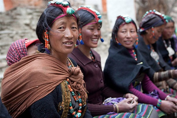 Phụ nữ trong trang phục lễ hội.