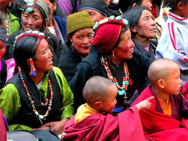 Ngoài ra, điều này cũng xuất phát từ thực tế là đất đai của người Mustang rất hiếm và cằn cỗi. Nếu mỗi người lấy một vợ riêng thì đất đai sẽ bị chia cắt thành nhiều phần, khiến cho gia đình trở nên nghèo đói hơn.