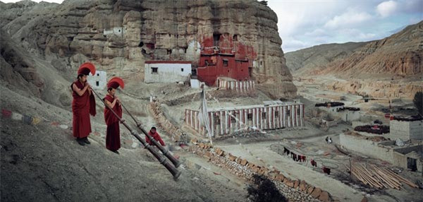 Phong tục này bắt nguồn từ niềm tin tôn kính của người Mustang đối với tục lệ Tây Tạng cổ.