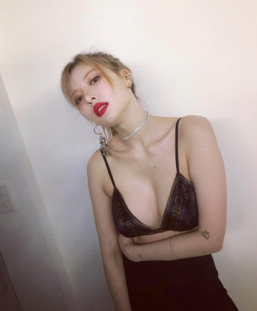 3. Tăng cường lưu thông máu: Tình trạng căng và ép xung quanh ngực có thể làm chậm quá trình lưu thông máu. Điều này đã được các chuyên gia chứng minh gây ra các vấn đề về tim mạch. Vì vậy, bạn nên hạn chế mặc áo lót hoặc lựa chọn sản phẩm thích hợp để bảo vệ sức khỏe. Ảnh: xuehua.