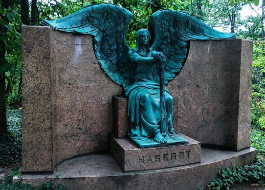 "Nước mắt" trên gương mặt bức tượng thiên thần Haserot chảy xuống má và cổ khiến nhiều người liên tưởng dường như tác phẩm vô tri vô giác này "biết khóc" như chúng ta.