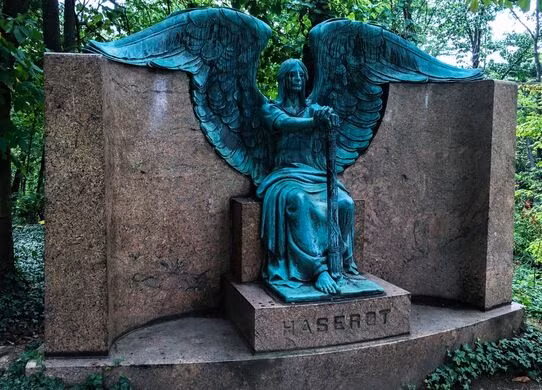 "Nước mắt" trên gương mặt bức tượng thiên thần Haserot chảy xuống má và cổ khiến nhiều người liên tưởng dường như tác phẩm vô tri vô giác này "biết khóc" như chúng ta.