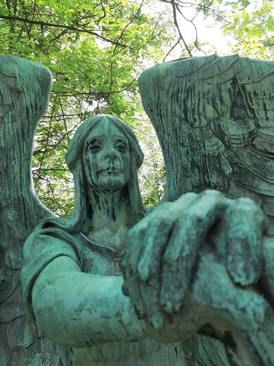 Tượng thiên thần Haserot được đặt trên mộ của Francis Haserot. Đây là tác phẩm do nghệ sĩ Herman Matzen chế tác vào năm 1923.