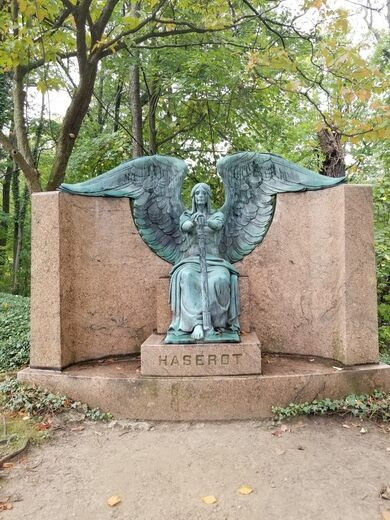 Do được chế tác từ đồng nên sau nhiều năm tồn tại bức tượng thiên thần đổi màu, không còn nguyên vẻ đẹp như ban đầu.