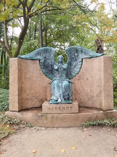 Do được chế tác từ đồng nên sau nhiều năm tồn tại bức tượng thiên thần đổi màu, không còn nguyên vẻ đẹp như ban đầu.