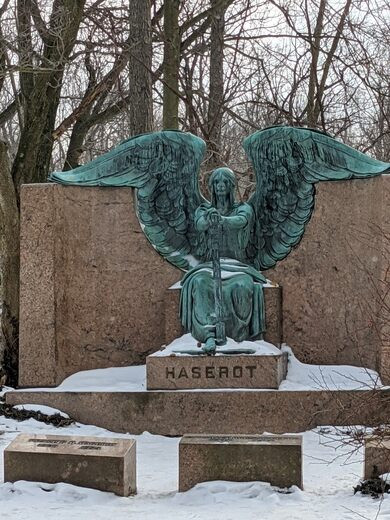 Không những vậy, những mảng đồng trên gương mặt bức tượng bị tác động bởi thời gian và môi trường nên giống như thiên thần "đang khóc".