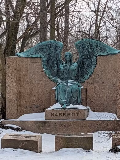 Không những vậy, những mảng đồng trên gương mặt bức tượng bị tác động bởi thời gian và môi trường nên giống như thiên thần "đang khóc".