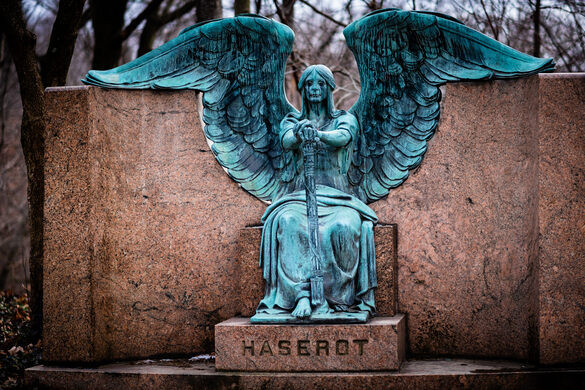 Ông Matzen tạo ra bức tượng thiên thần Haserot làm từ đồng và có kích thước tương đương người thật.