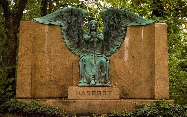 Nghĩa trang Lake View ở Cleveland, Ohio, Mỹ có hơn 100.000 ngôi mộ. Là nơi an nghỉ của hàng ngàn người, nghĩa trang này còn được nhiều người biết đến với bức tượng thiên thần Haserot vô cùng đặc biệt.