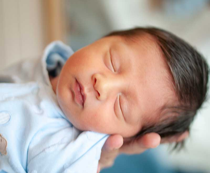 Do có 2 chân dính liền nhau như đuôi của nàng tiên cá nên em còn có khuyết tật khác là chỉ có một quả thận và một kênh chung cho tuyến tiêu hóa và cơ quan sinh dục.