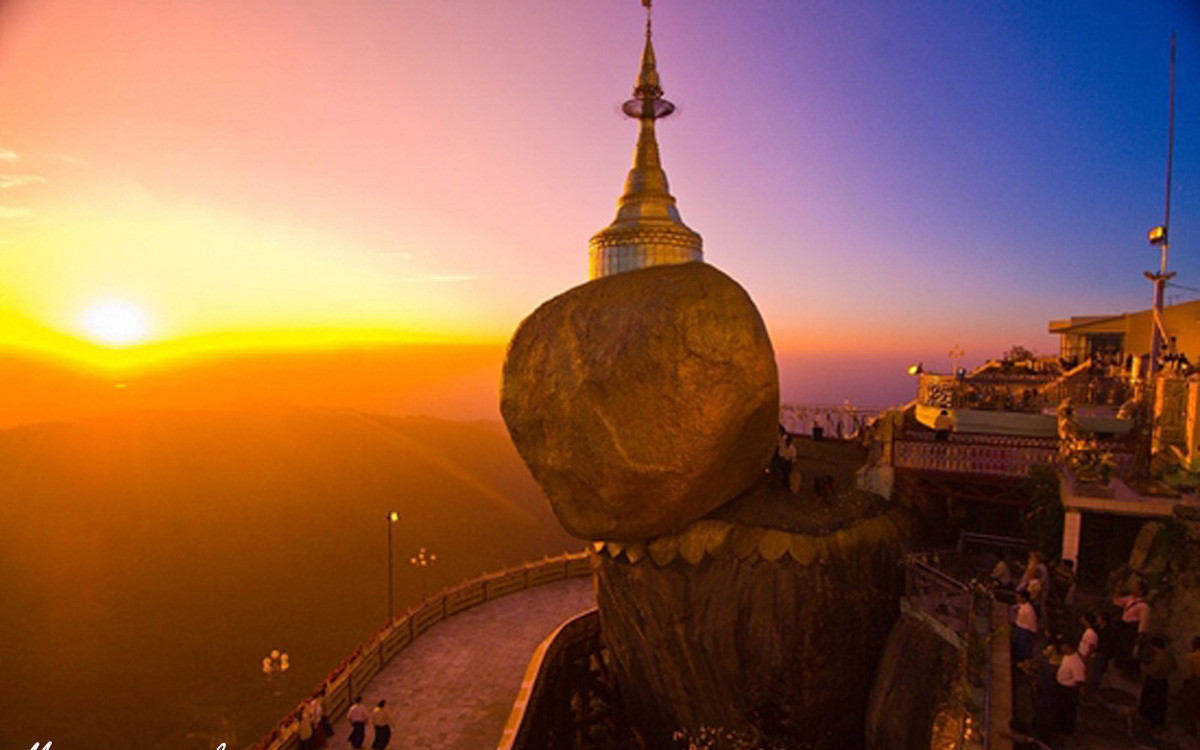 Một trong những điều ấn tượng nhất về ngôi chùa Kyaikhtiyo được nhiều người biết đến là công trình được xây dựng trên tảng đá giống hình quả trứng khổng lồ.