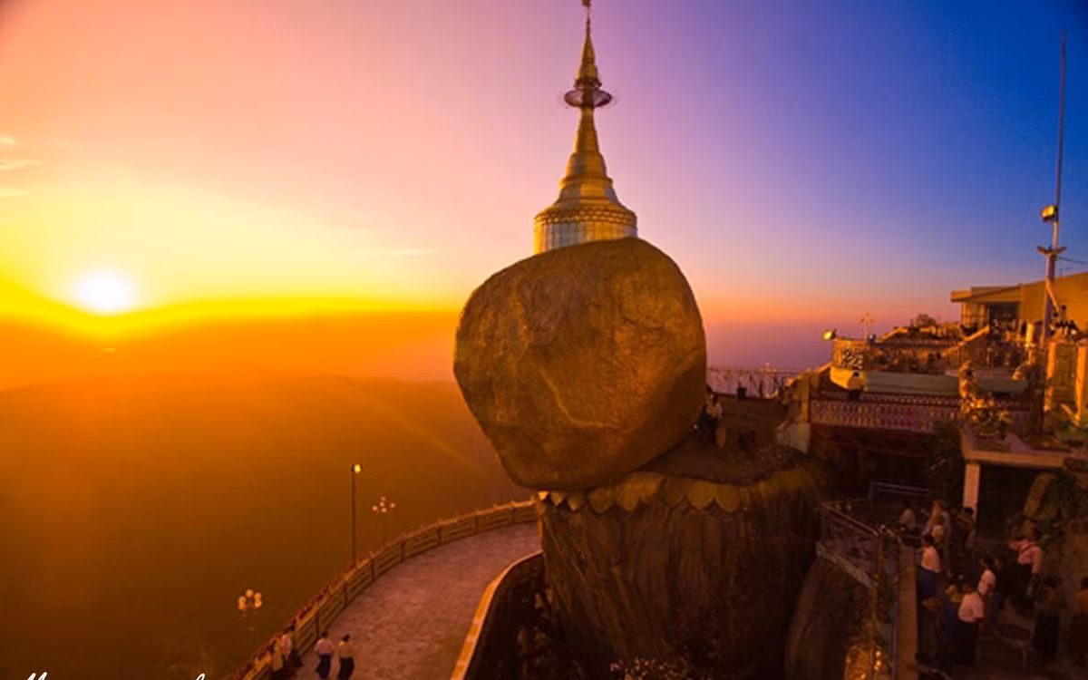 Một trong những điều ấn tượng nhất về ngôi chùa Kyaikhtiyo được nhiều người biết đến là công trình được xây dựng trên tảng đá giống hình quả trứng khổng lồ.