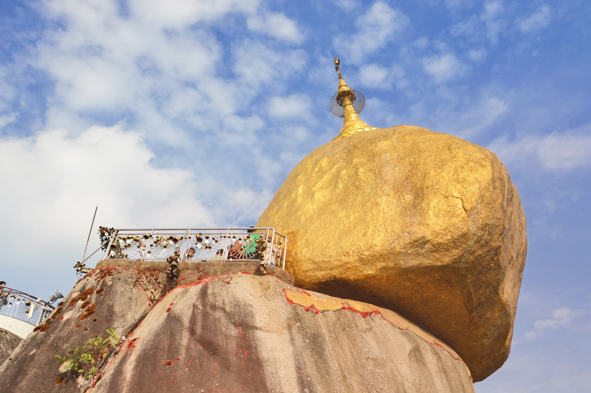 Đặc biệt, du khách sẽ vô cùng ấn tượng khi nhìn thấy một tảng đá thiêng nằm cheo leo trên bờ một vách đá. Xung quanh tảng đá được dát những lá vàng mỏng.