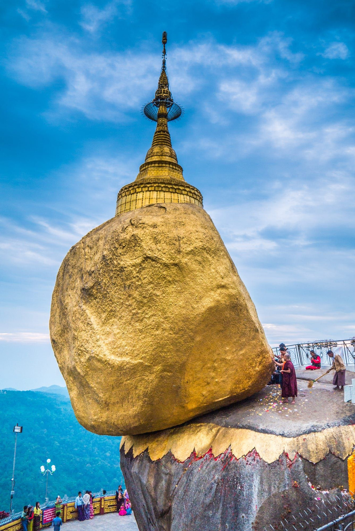 Ngôi chùa cổ nổi tiếng Myanmar này nằm ở độ cao 1.100m so với mặt biển.