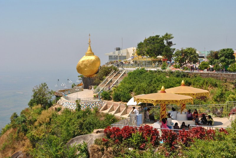 Chính vì vậy, mỗi năm, hàng ngàn người tới ngôi chùa này để chiêm bái, hành lễ và ngắm nhìn công trình tâm linh độc đáo của Myanmar.