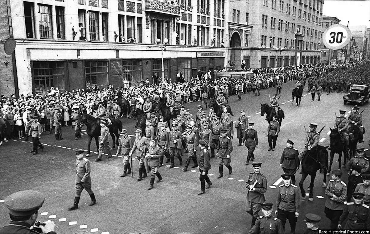 Người dân Liên Xô đứng hai bên đường theo dõi đội quân của Hitler chịu cảnh thất bại ê chề.