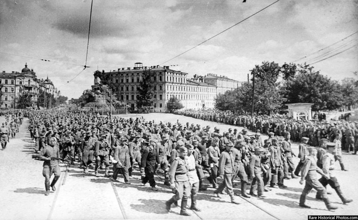 Chính quyền trùm phát xít Hitler đối mặt với tổn thất lớn nhất kể từ khi Thế chiến 2 nổ ra. Theo ước tính, khoảng 500.000 lính Đức tử trận. Hơn 57.000 binh sĩ phát xít Đức bị Liên Xô bắt làm tù binh.